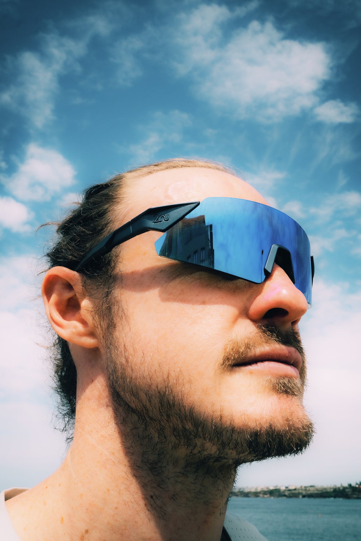 Close-up of 2nu Venti Air open sport frame with blue mirrored lens outdoors
